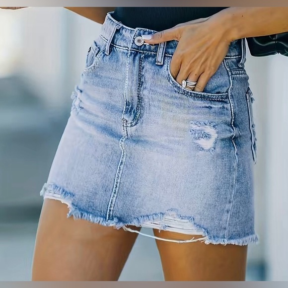 NWOT Denim Skirt. Size Four. - Picture 4 of 6